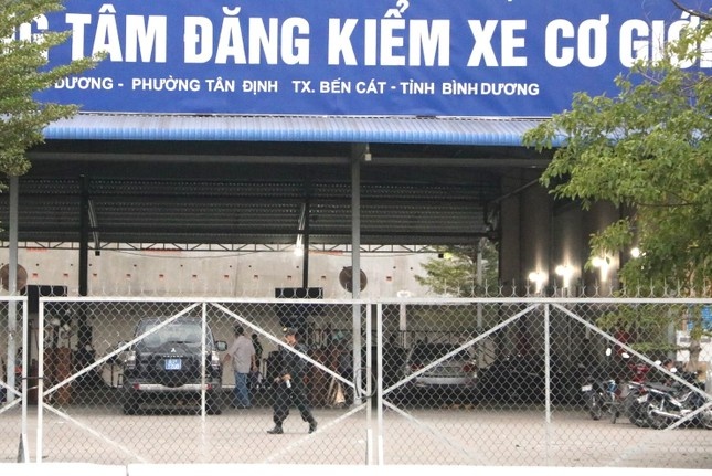 Can bo dang kiem,  Binh Duong anh 1