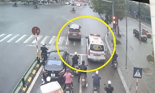 Lái xe vượt đèn đỏ để nhường đường cho xe cấp cứu có bị xử phạt? - Giao  thông