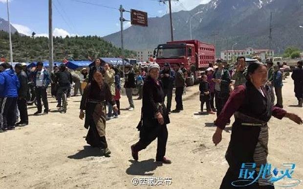 Cảnh hỗn loạn tại một khu vực ở Tây Tạng, nơi giáp ranh với Nepal. Ảnh: Weibo