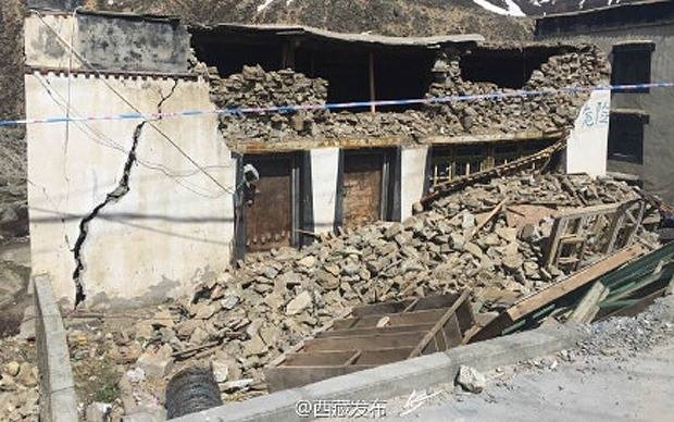 Theo truyền thông khu vực Tây Tạng của Trung Quốc, trận động đất mạnh 7,3 độ Richter và dư chấn 6,2 độ Richter tại thị trấn Nyalam (cách tâm chấn chỉ 22 km) đã ảnh hưởng tới thị trấn Nyalam, khiến nhiều ngôi nhà sập và mất điện. Ông Junming, trưởng trạm tuần tra khu vực biên giới Nyalam cho biết, bầu trời tại làng Disigang ở thị trấn Zhangmu ngập bụi sau trận động đất. “Tính đến 5h45 (giờ địa phương), người dân nơi đây phải chịu 16 cơn dư chấn và tình trạng đá bay từ trên núi xuống sau lở đất”, ông Junming nói.