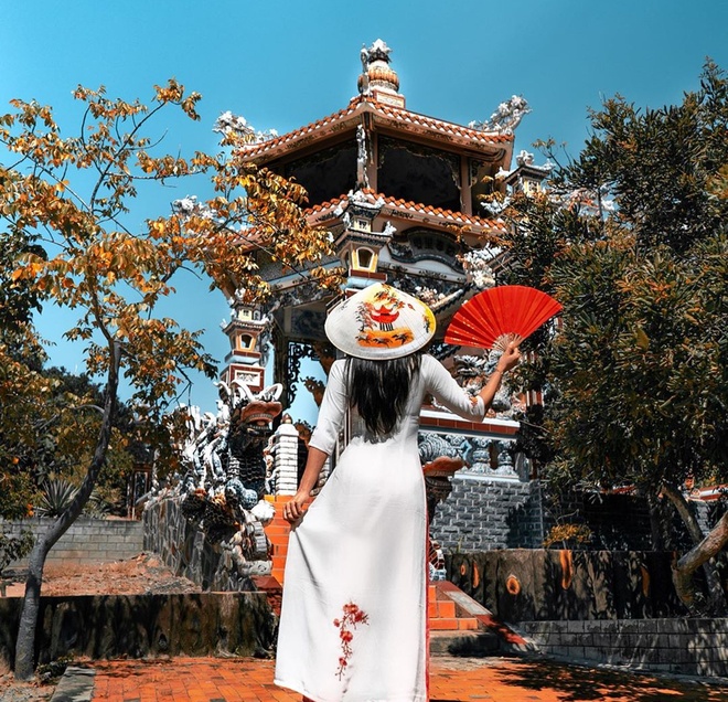 CHÙA ĐẸP BÀU TRẮNG NỔI BẬT VỚI SẮC VÀNG RỰC RỠ DƯỚI ÁNH NẮNG MIỀN TRUNG