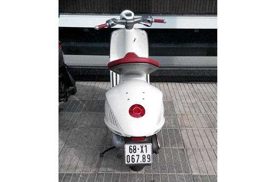 Vespa 946 gắn biển số 'san bằng tất cả' - Xe máy