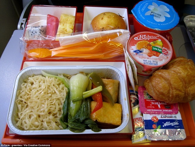 DrukAir phục vụ bữa ăn đầy đặn với đậu phụ, mì, sữa chua, bánh sừng bò, bơ, bánh xốp nướng và hoa quả.