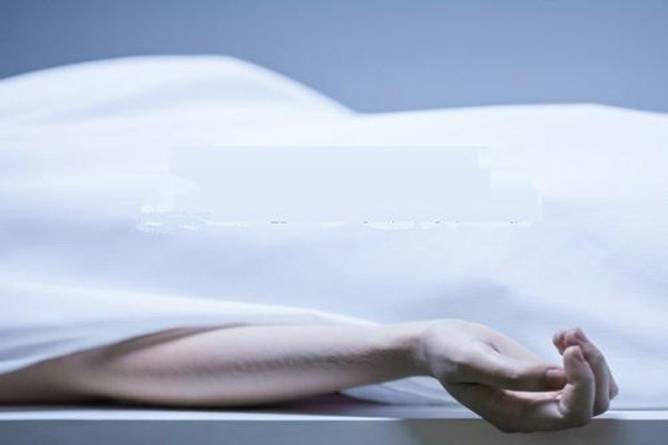 2. Toàn thân cứng lại. Xảy ra từ sự suy giảm adenosine triphosphate ATP - các phân tử mang năng lượng, cần thiết để thư giãn các sợi cơ bắp sau những cơn co thắt. Judy Melinek, bác sỹ y khoa kiêm nhà nghiên cứu bệnh học pháp y và đồng tác giả của cuốn Working Stiff nói. 