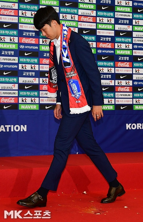CĐV World Cup 'kém sang': Ném trứng vào cầu thủ, hở bạo để nổi tiếng |  Znews.vn