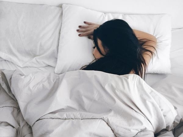 Nằm ngủ sai tư thế có thể làm da khô, mọc đầy mụn - Làm đẹp