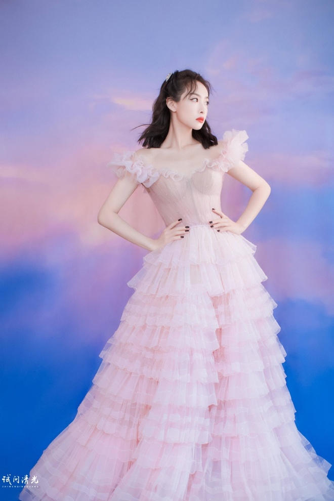 Rộ hình ảnh Triệu Lệ Dĩnh mặc váy cô dâu, chuẩn bị tái hôn cùng Lâm Canh  Tân?