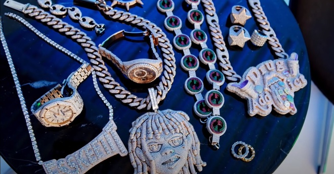 Bộ sưu tập trang sức đắt đỏ của rapper gắn kim cương lên trán - Thời trang  sao