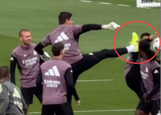 Courtois su&yacute;t đ&aacute; v&agrave;o đầu Mbappe | Znews.vn