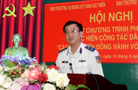 Canh sat bien dong hanh voi ngu dan anh 1