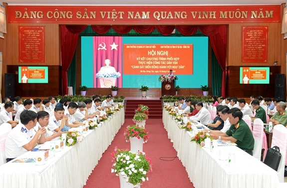 Canh sat bien dong hanh voi ngu dan anh 2