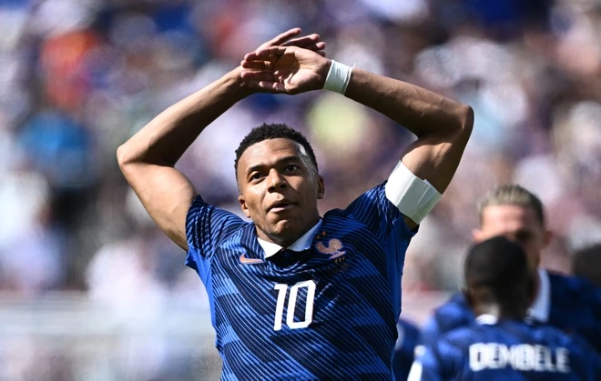 Màn trình diễn đầy tranh cãi của Mbappe | Znews.vn