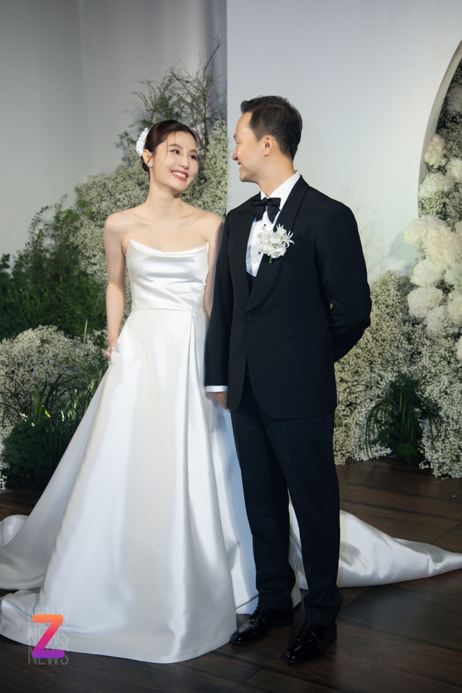 Bộ ảnh cưới rõ mặt chồng của siêu mẫu Thanh Hằng