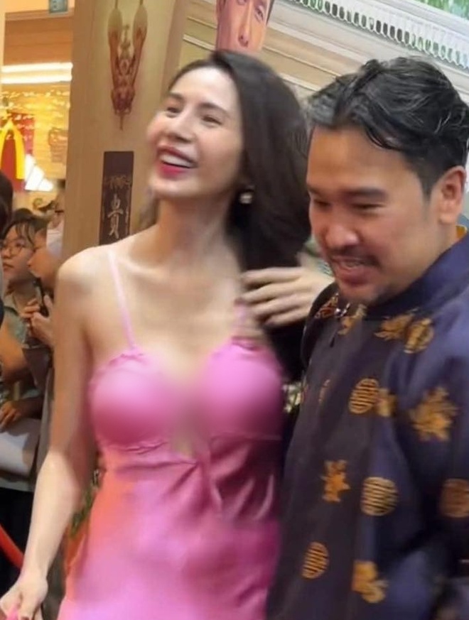 Thủy Tiên mặc trang phục gây tranh cãi - Giải trí