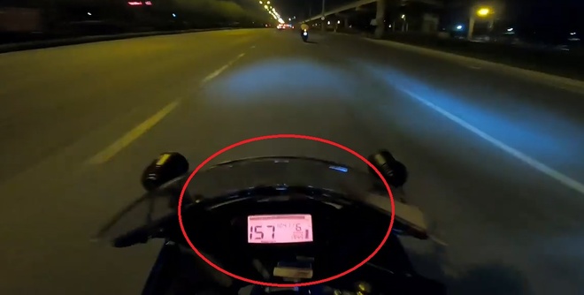 Phong moto 157 km/h bo chay khi bi canh sat truy duoi o TP.HCM hinh anh