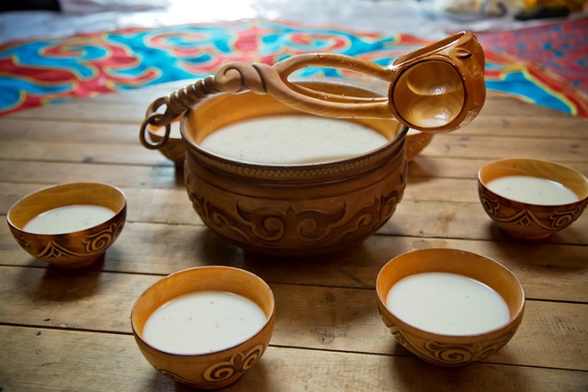 Sữa ngựa lên men, thức uống thanh tẩy trong dịp Tết ở Mông Cổ - Món ngon