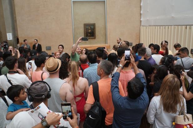Buc tranh Nang Mona Lisa,  Bao tang Lourve,  Du khach phan no anh 1