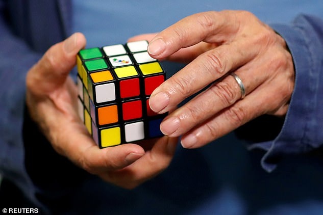 Khối Rubik Trên Nền Xanh Lá Cây Hình ảnh Sẵn có - Tải xuống Hình ảnh Ngay  bây giờ - Khối rubic, Cắt ra, Nền màu - iStock
