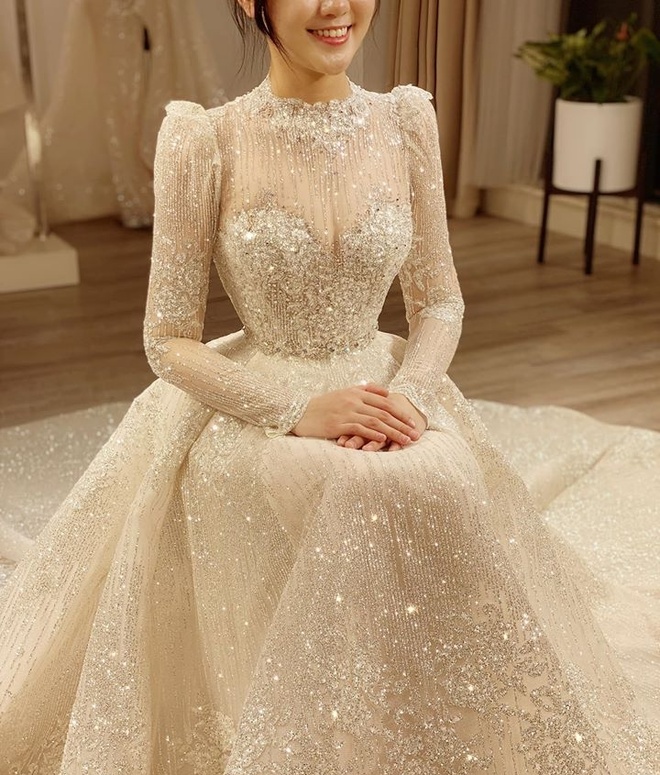 Váy cưới vợ tỷ phú đính 24.000 mảnh kim cương