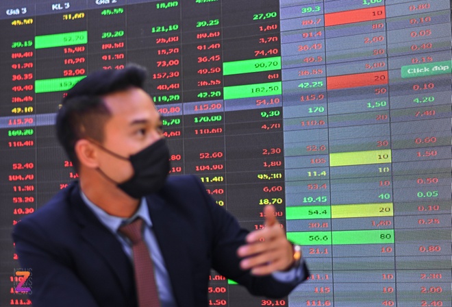 VN-Index Lập Đỉnh Trở Lại, Vượt Qua Ngưỡng 1.300 Điểm