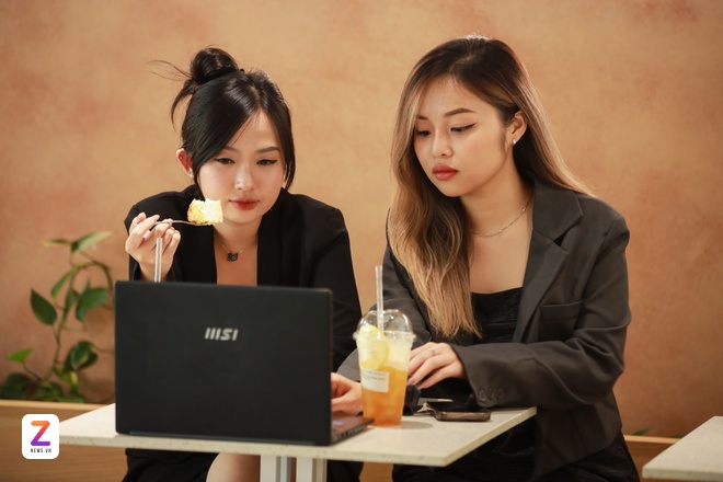 Trẻ tuổi chơi laptop Highlands Coffee