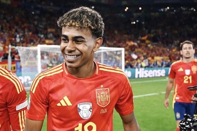 Hình ảnh Lamine Yamal đeo niềng răng khi vô địch Euro - Sức khỏe