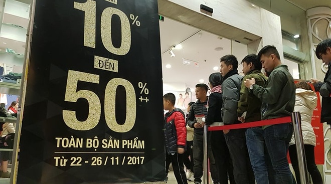 Chen lan san hang giam gia ngay Black Friday anh 11