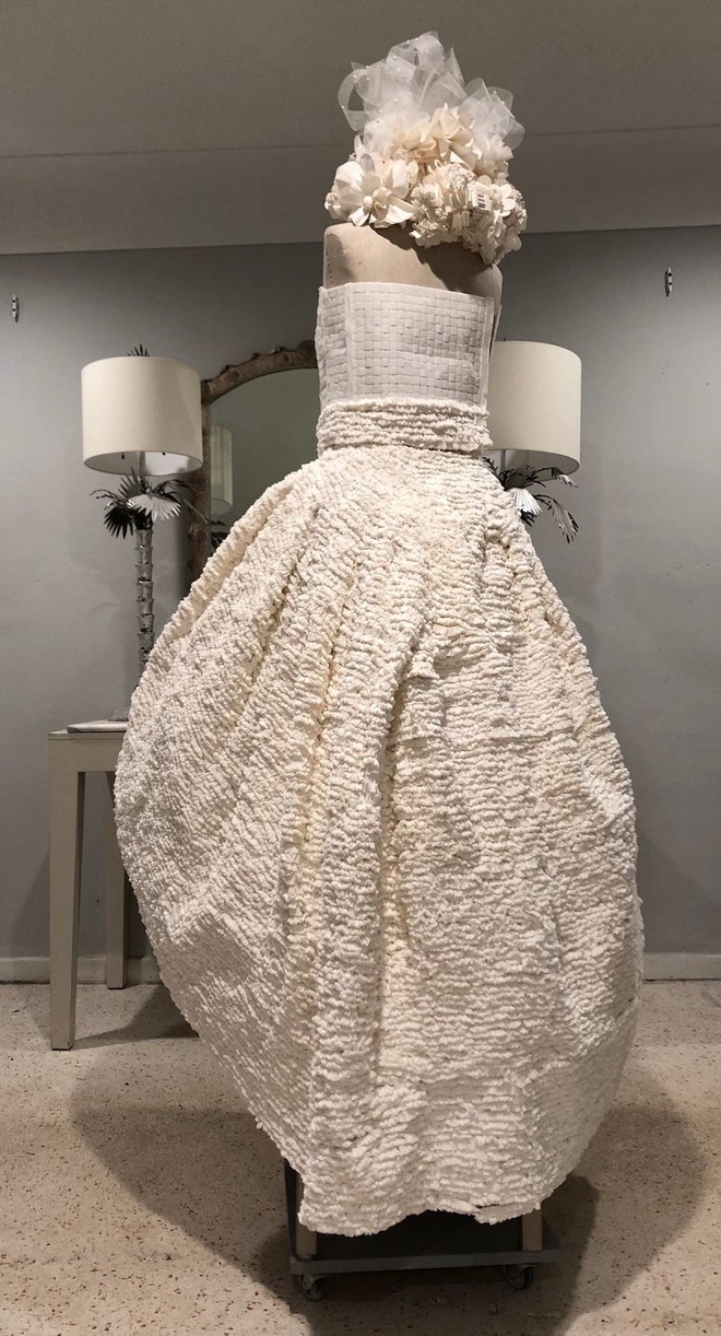 Ngạc nhiên với những bộ váy đẹp lộng lẫy làm từ rác thải