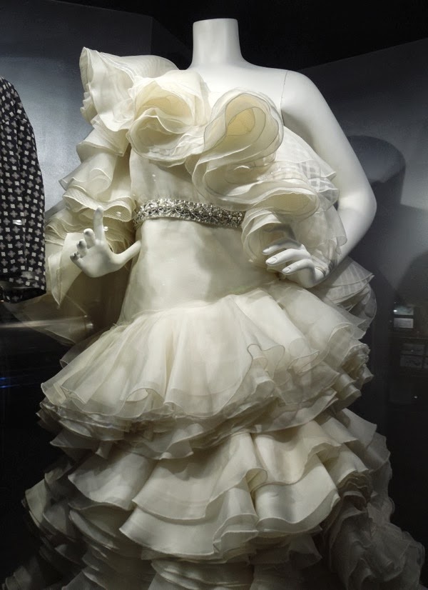 Đặc sản của Cannes: Những bộ váy áo cồng kềnh đến ngồi xế sang còn không  nổi huống chi đi vệ sinh