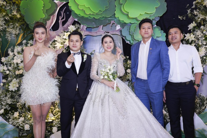 Các mẫu váy cưới cô dâu bầu đẹp nhất 2020-2021 | Quyên Nguyễn Bridal
