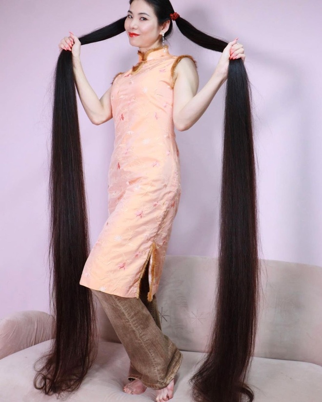 Cô gái có bộ tóc dài nhất Việt Nam, nhìn ảnh khi gội đầu và đội mũ bảo hiểm  mà suýt sặc