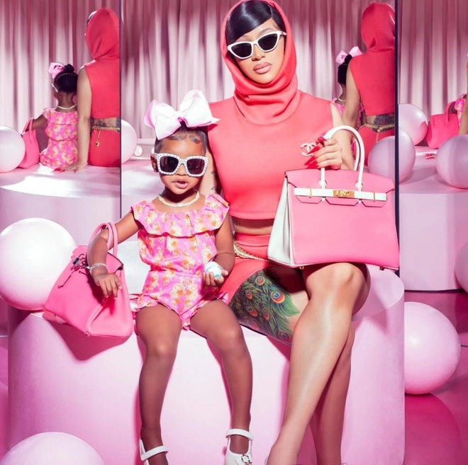 Cuộc sống xa hoa của con gái Cardi B - Thời trang Sao
