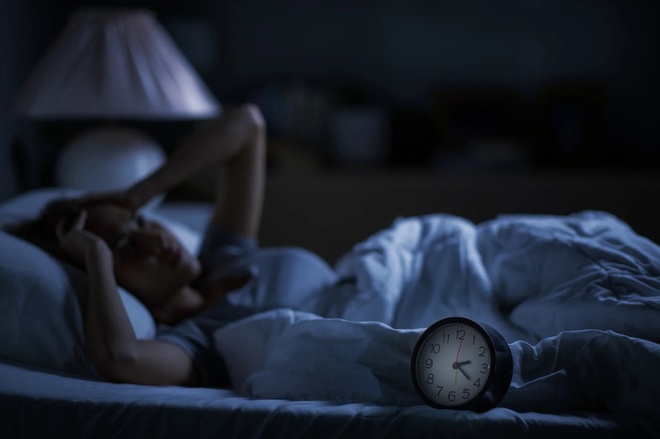 Th&oacute;i quen thức khuya qu&aacute; 1h s&aacute;ng g&acirc;y hại như thế n&agrave;o? | Znews.vn