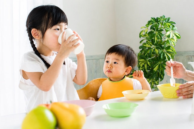 Tre uong sua nhieu anh 1