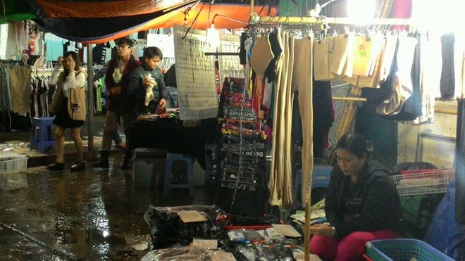Hàng hoá ế ẩm ở chợ sinh viên Dịch Vọng Hậu.  Ảnh: Diệp Sa.