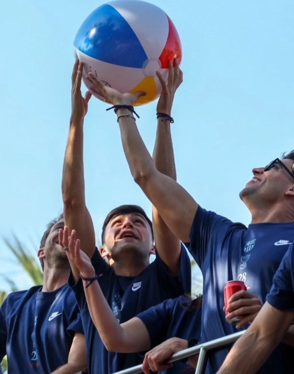 Vinicius bị chế nhạo trong lễ rước cúp của Barca 1 Barca an mung anh 1