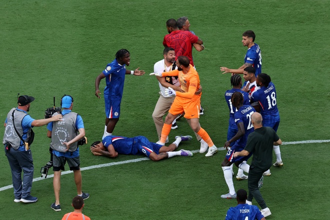 Chelsea bị FA điều tra sau sự cố trong trận đấu