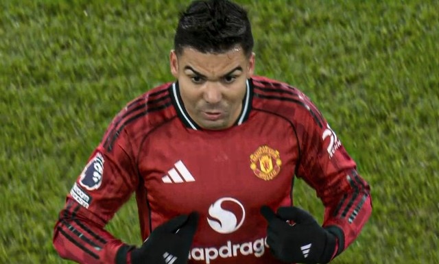 Casemiro sững người | Znews.vn