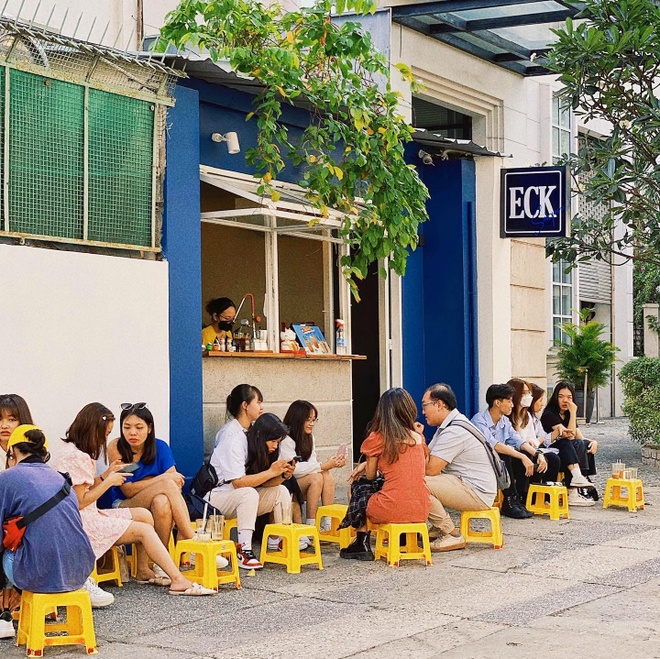 CÀ PHÊ VỈA HÈ SÀI GÒN MANG HƯƠNG VỊ ĐẶC TRƯNG VÀ PHONG CÁCH BÌNH DỊ