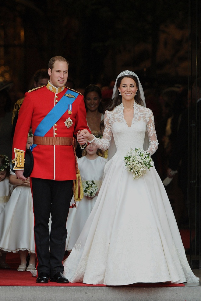 So sánh váy cưới của Công chúa Eugenie, Kate Middleton và Meghan Markle |  ELLE