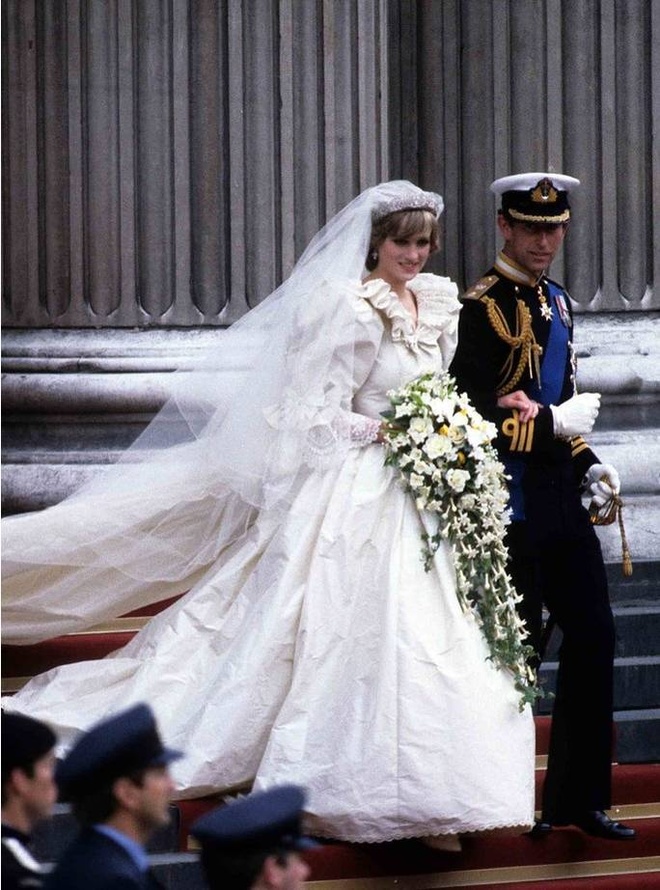 Tiểu Vy 'hóa' cô dâu với váy cưới hoàng gia - Ngôi sao