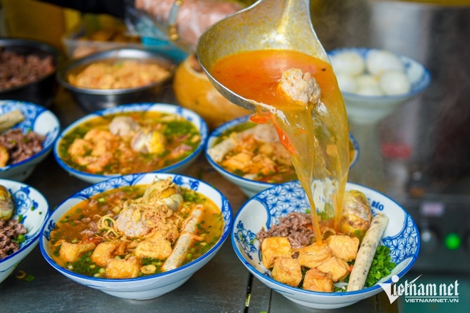 [Mô tả: Liệt kê các món ăn nổi bật tại quán Bún Riêu Phở Tập Thể 23 Hàng Bài, đặc biệt là bún riêu và phở, kèm theo thông tin chi tiết về giá cả để người đọc tham khảo trước khi đến quán.]
