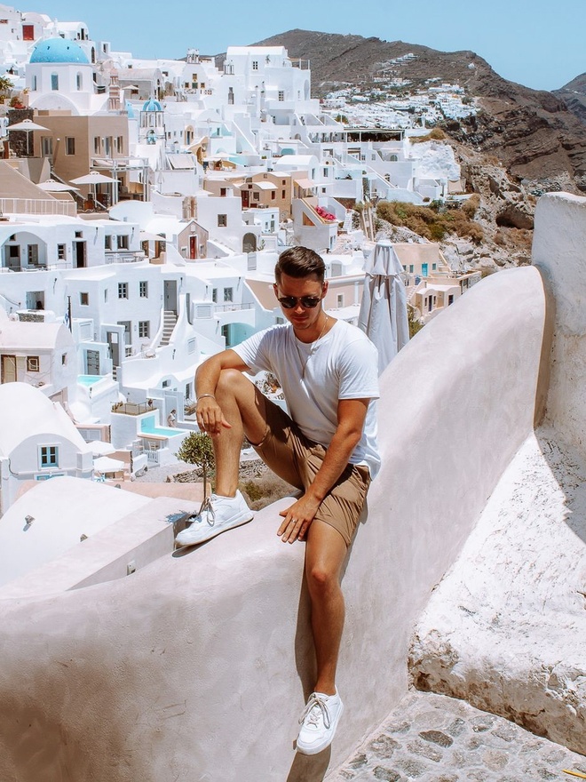 Cảnh đối lập khó tin trên 'đảo sống ảo' Santorini