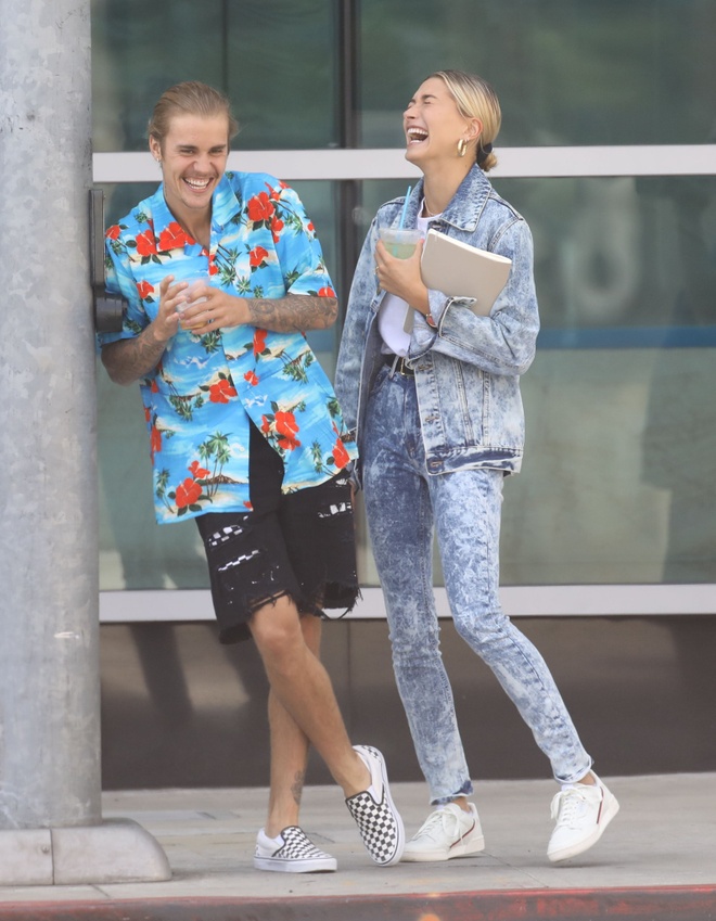 Justin Bieber và Hailey Baldwin nắm tay, cười nói trên đường phố - Sao  Hollywood