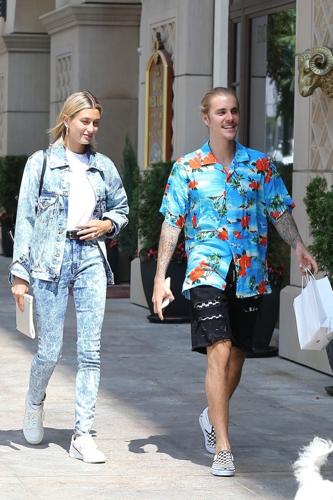 Justin Bieber và Hailey Baldwin nắm tay, cười nói trên đường phố - Sao  Hollywood