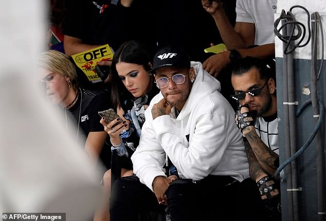 neymar and her girlfriend went to paris fashion week brother 4