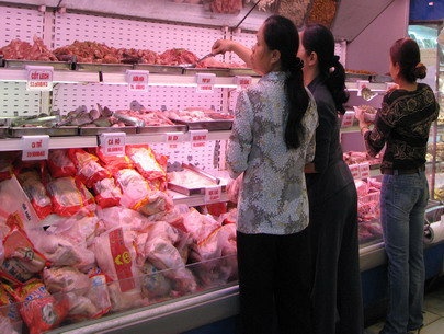 Người tiêu dùng chọn mua thịt gà nhập tại siêu thị Co.opmart Nguyễn Đình Chiểu (Q.3, TP,HCM).