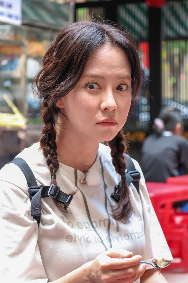 Biểu cảm khó đỡ của Song Ji Hyo lần đầu ăn trứng vịt lộn ở TP.HCM | Znews.vn