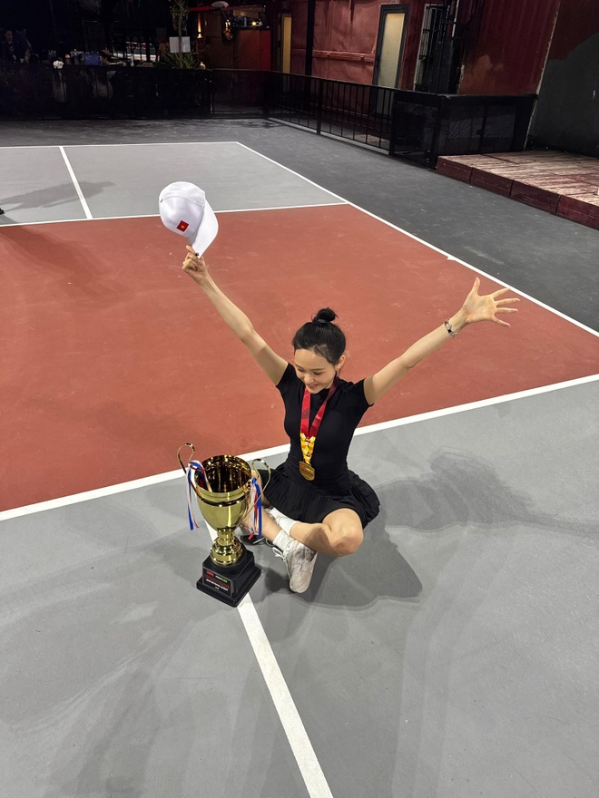 Ra sân lúc nửa đêm, Hiền Hồ gây bất ngờ khi nhận mình là 'nạn nhân' của Pickleball