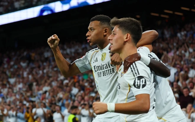 Real Madrid Stuns the World by Gifting Rare iPhones Engraved with Players’ Signatures to the First 10,000 Fans.A – Media News 48